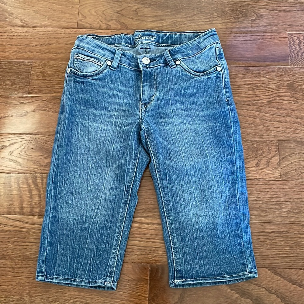 Pre-owned kids Levi’s size 12 Regular capri jeans with adjustable waist.